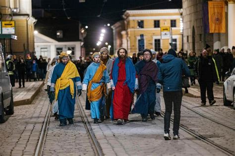  Via Crucis -  Kaupunki kadotti uskonsa ja etsi sitä uudestaan ihmisyydestä